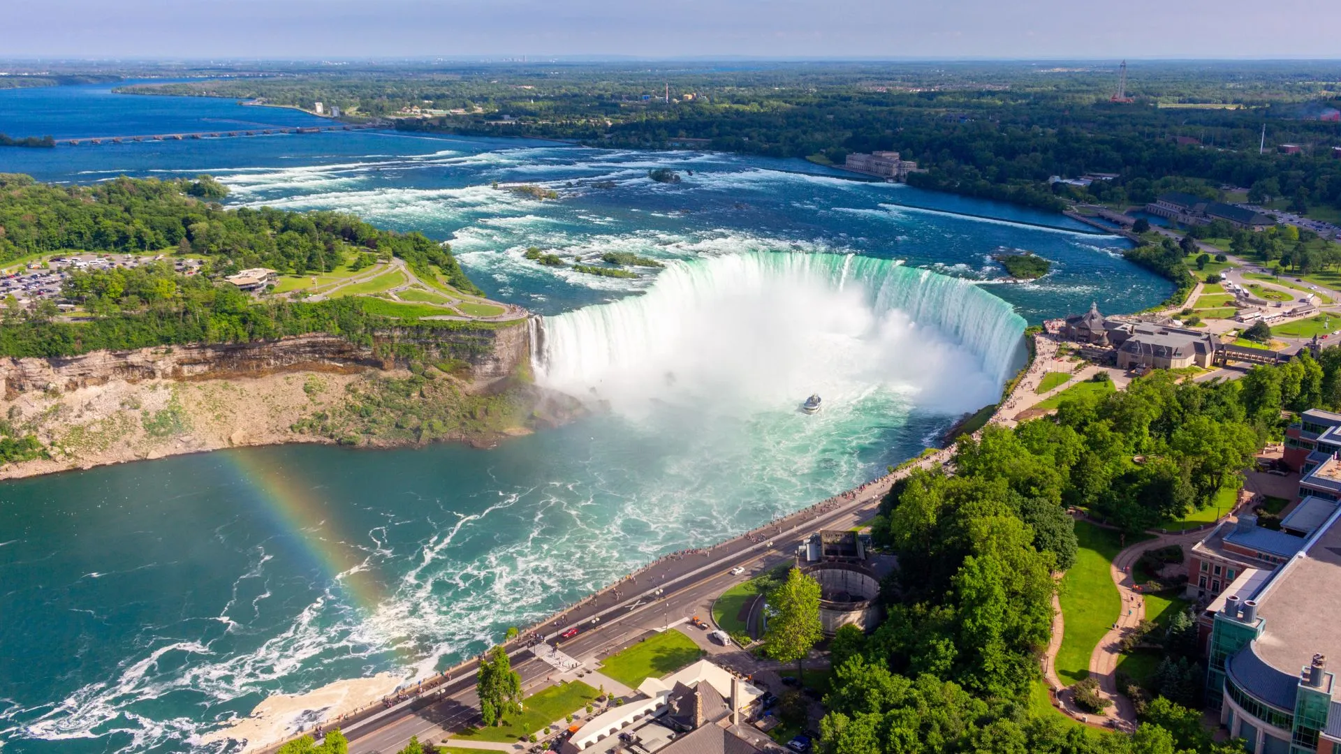 Great Lakes road trip stop at Niagara falls