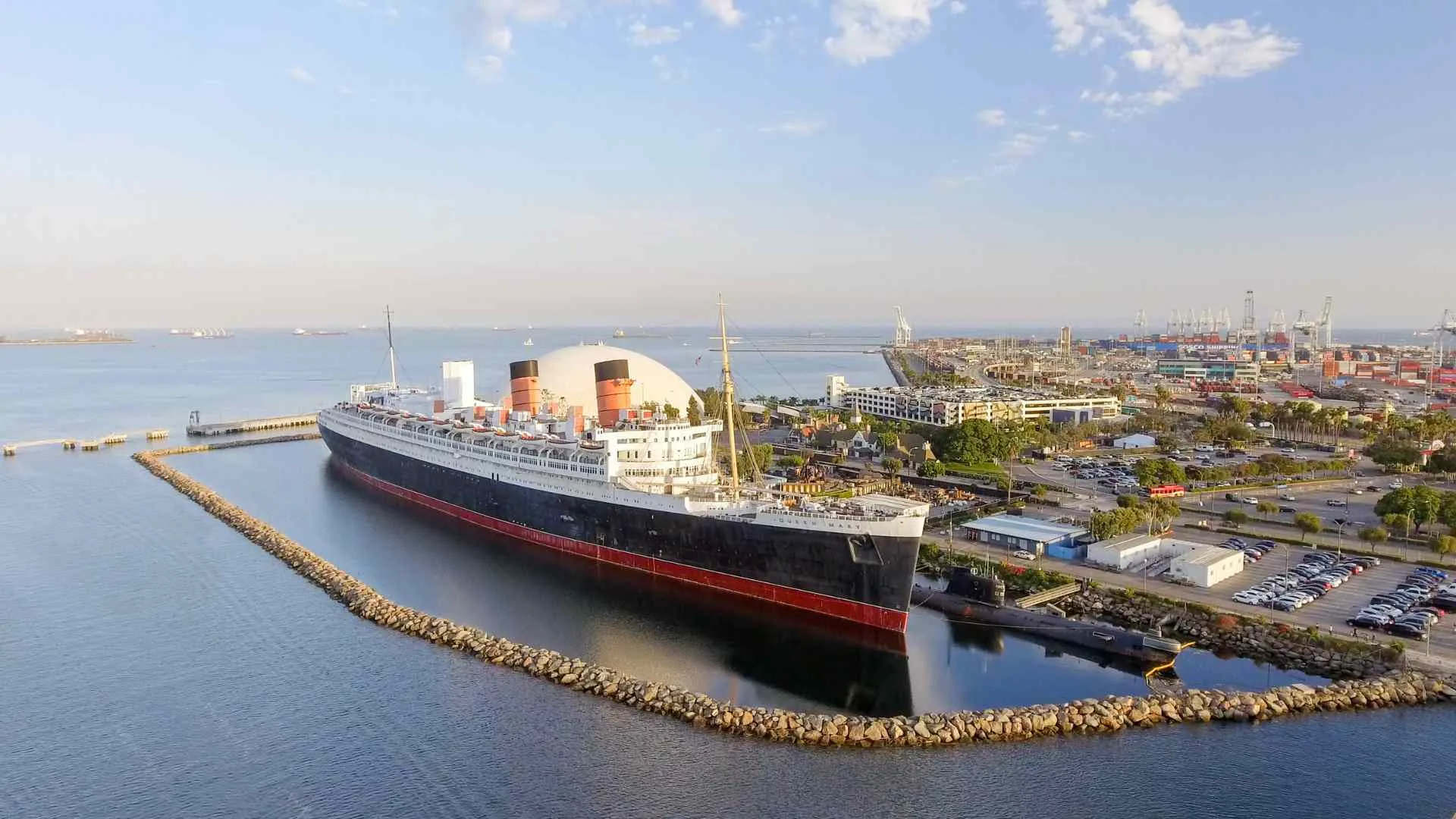 Queen Mary 2 in port