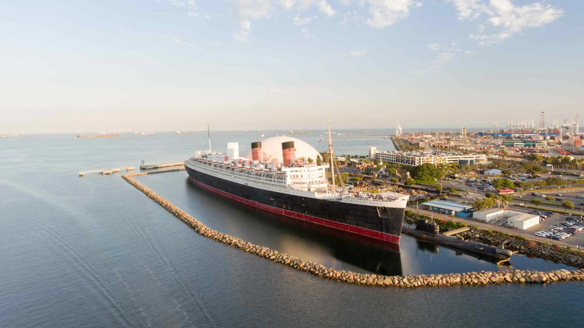 Queen Mary 2 in port