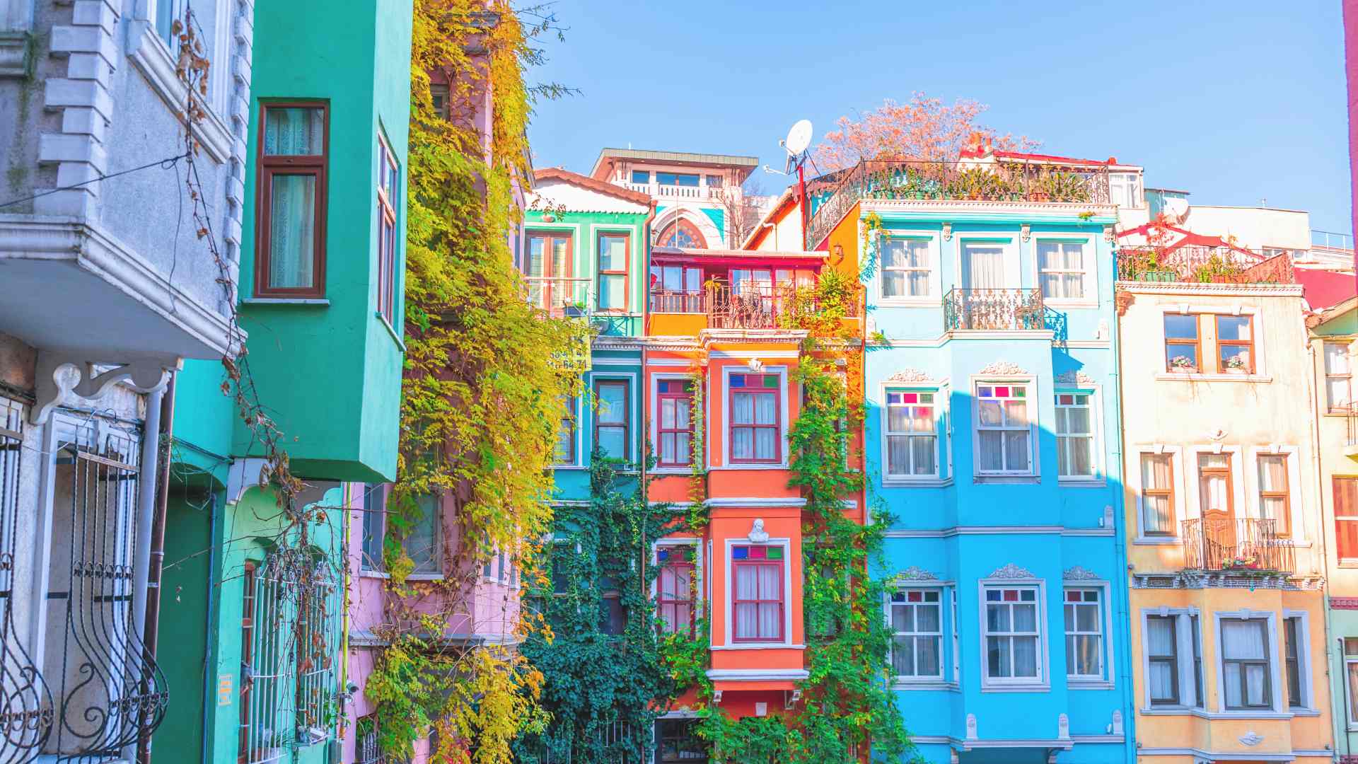 istanbul colorful buildings