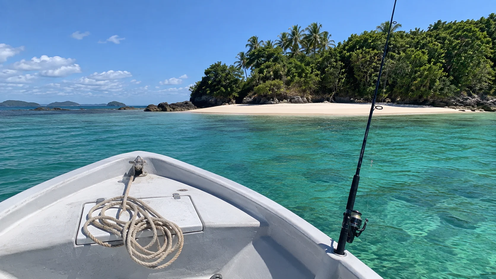 Small boat approaching a white-sand islet in Panama's Pearl Islands