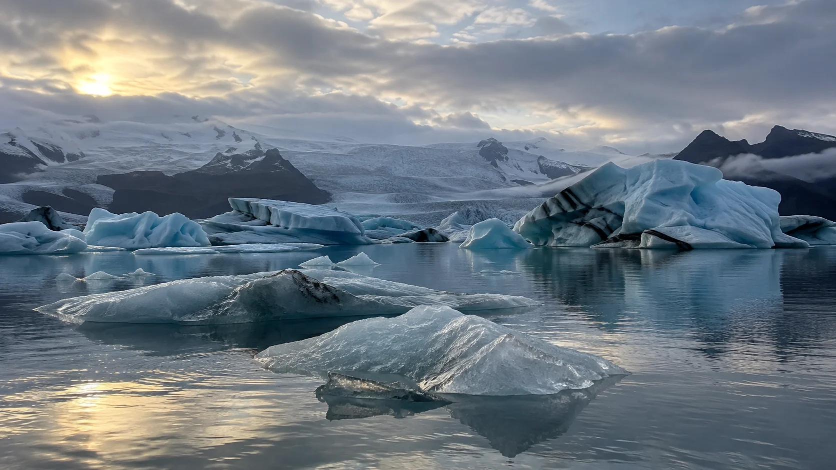Blue and white icebergs floating in Jökulsárlón glacier lagoon.