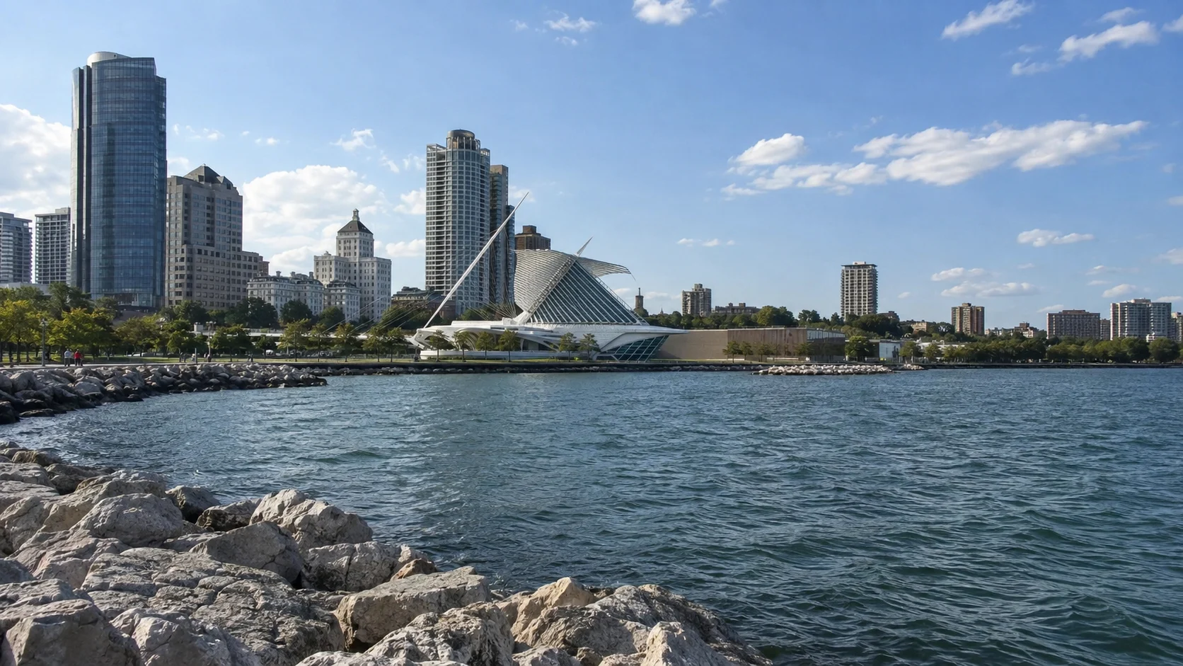 Milwaukee skyline and Art Museum beside Lake Michigan.